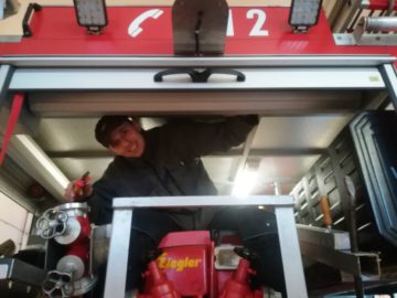 Roland im Feuerwehrauto beim Einbau der Hella K-LED2.0